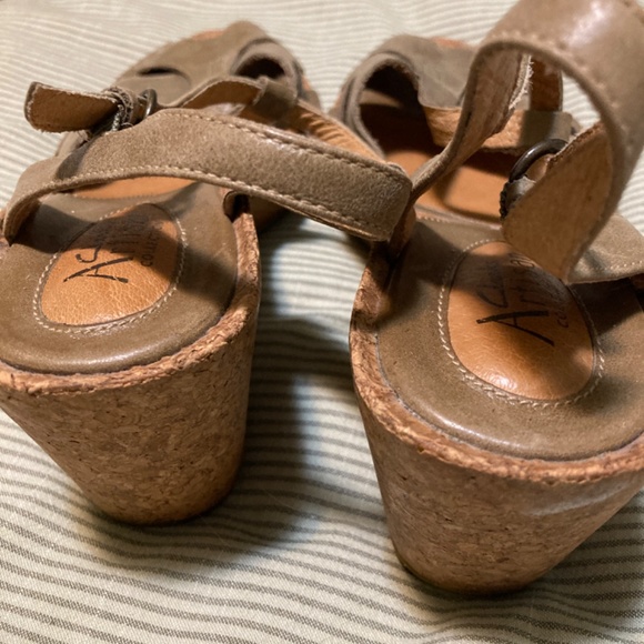 Clark’s Artisan T-Strap wedge shoes - Picture 5 of 6